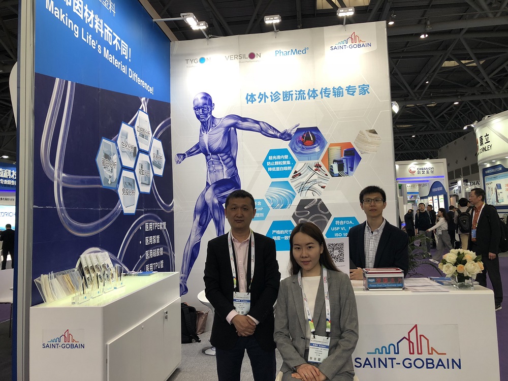 圣戈班高功效塑料风雨兼程，，，，一起前行，，，，与CACLP配合见证了祖国IVD工业的沧桑巨变，，，，配合见证了勇于立异、面临新的形势，，，，勇于艰辛跋涉的体外诊断工业一直前进的铿锵程序。。。。。